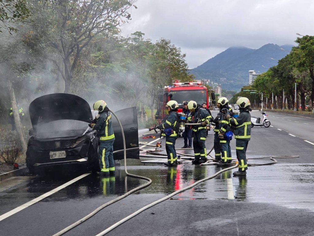 大年初一火燒車！　北投大度路自小客車行進間起火駕駛急逃生