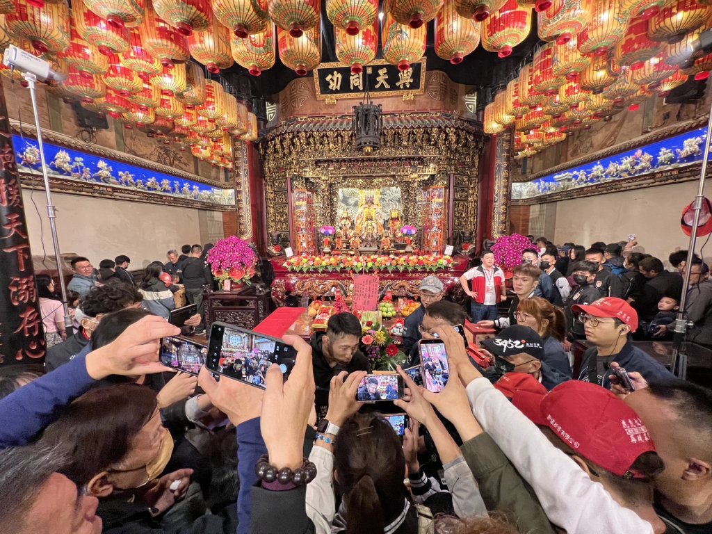 西螺福興宮馬年除夕開廟門搶頭香 二崙「快腿」廖博彥奪頭香　抱回9999元開運紅包直呼：跑就對了！