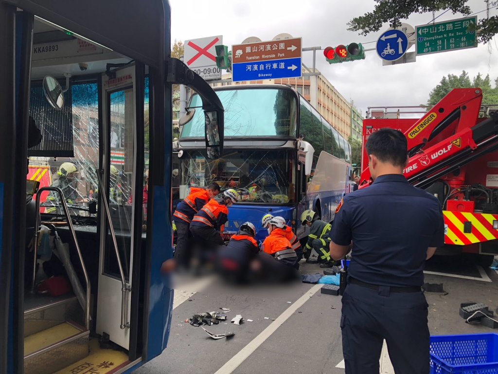 台北中山區遊覽車撞公車！　兩騎士遭夾擊