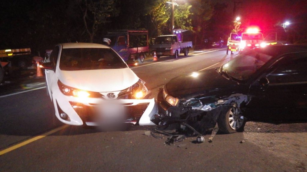 閃路邊臨停貨車釀對撞！ 　桃園八德車禍3人受傷