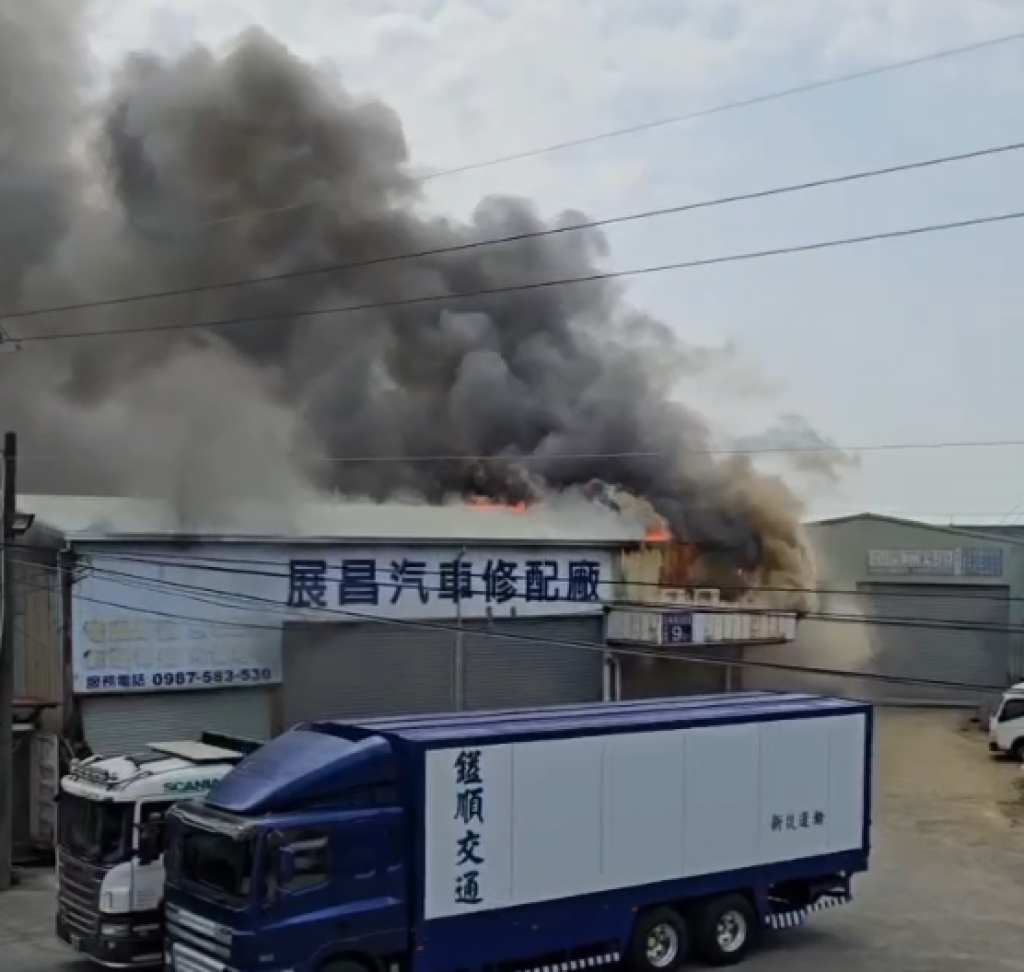 過年未開工卻失火！　台中大里汽車修配廠火警濃煙沖天