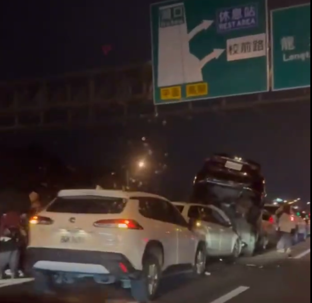 國道1號事故！　南下70.4公里6車相撞1車疊車頂