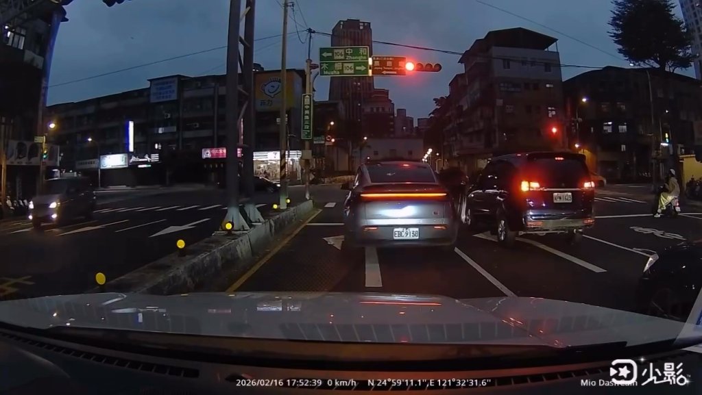 影／情緒失控？路中驚見家長「丟包小孩」　童驚恐狂奔畫面曝光