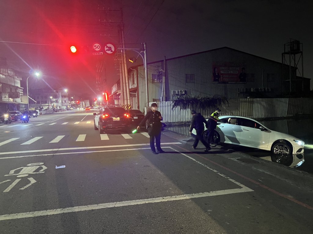 台中男暖心代駕卻GG！ 　依導航指示左轉整台車「插秧式」栽進田裡