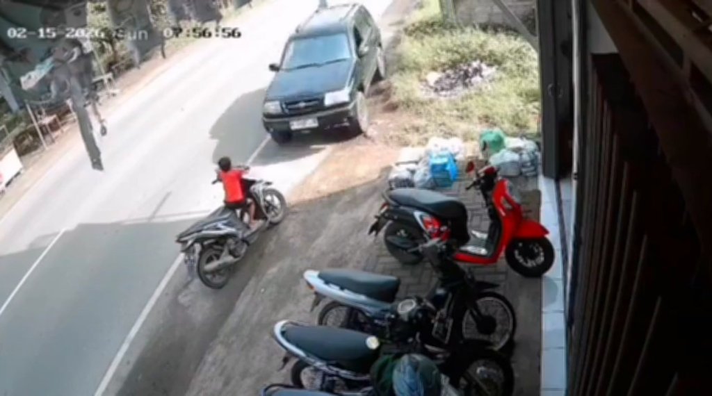 影／驚悚撞擊畫影片！印尼童乖坐機車上等家長　慘遭失控車撞死