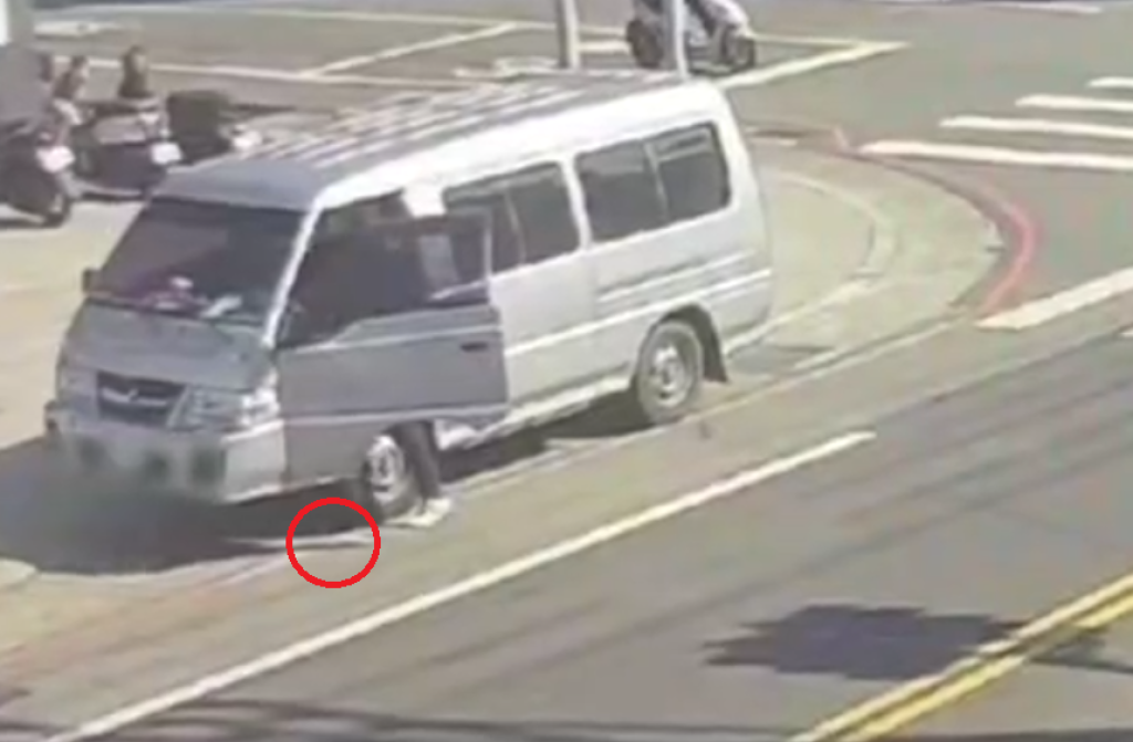 差點缺錢過年！男子收7萬5千元貨款掉路邊　機車騎士路過撿起交警歸還