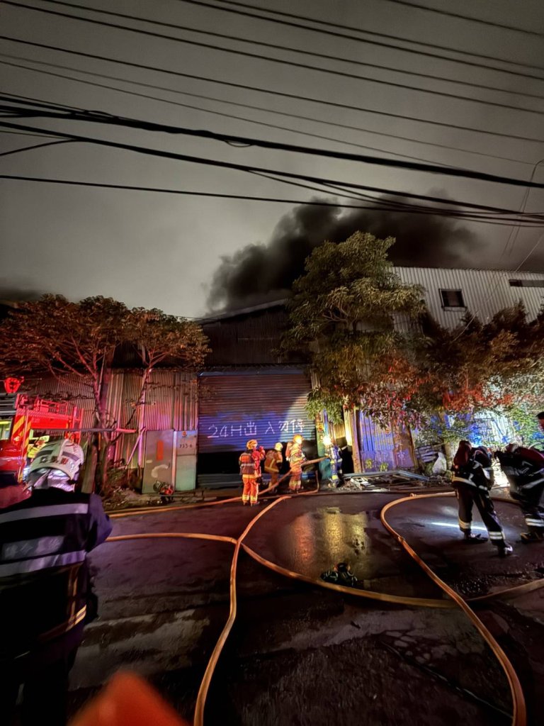 蘆洲工廠暗夜大火濃煙沖天！　刺鼻臭味飄散4區民眾警戒