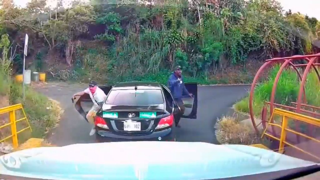 影／踢到鐵板！持槍搶匪「暴力劫車」被霸氣駕駛持槍反擊　慘變龜孫逃跑影片網路瘋傳