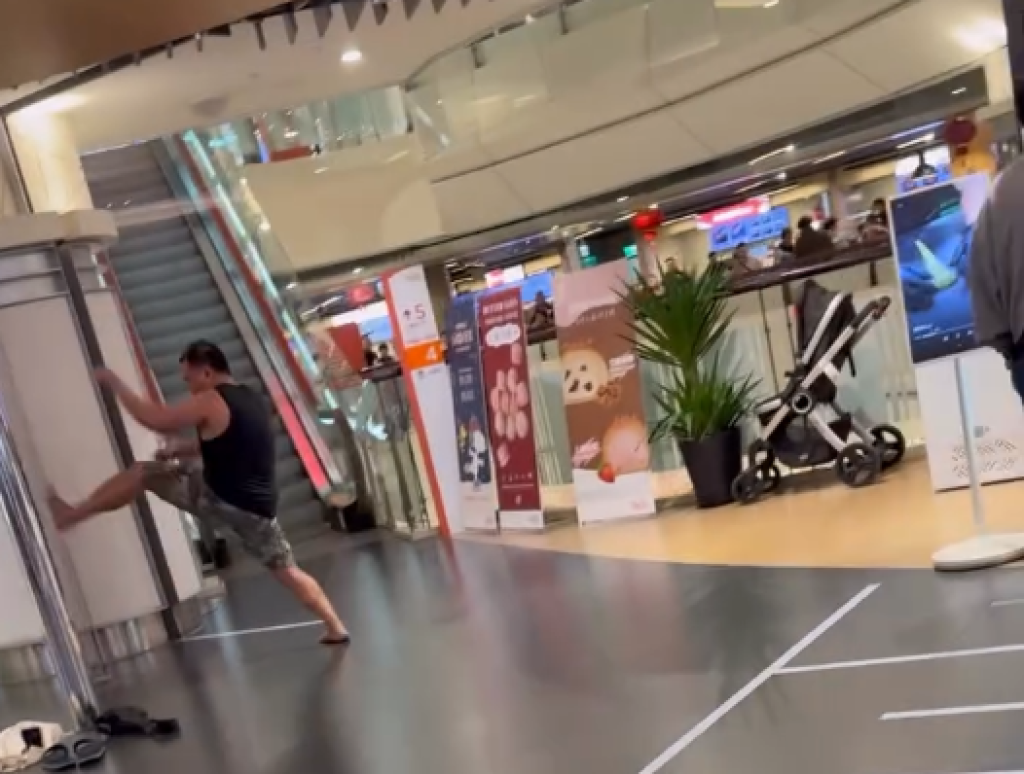 影／是在練醉拳？新竹巨城赤腳男上演「武打戲」　瘋狂踹門嘶吼嚇壞逛街民眾