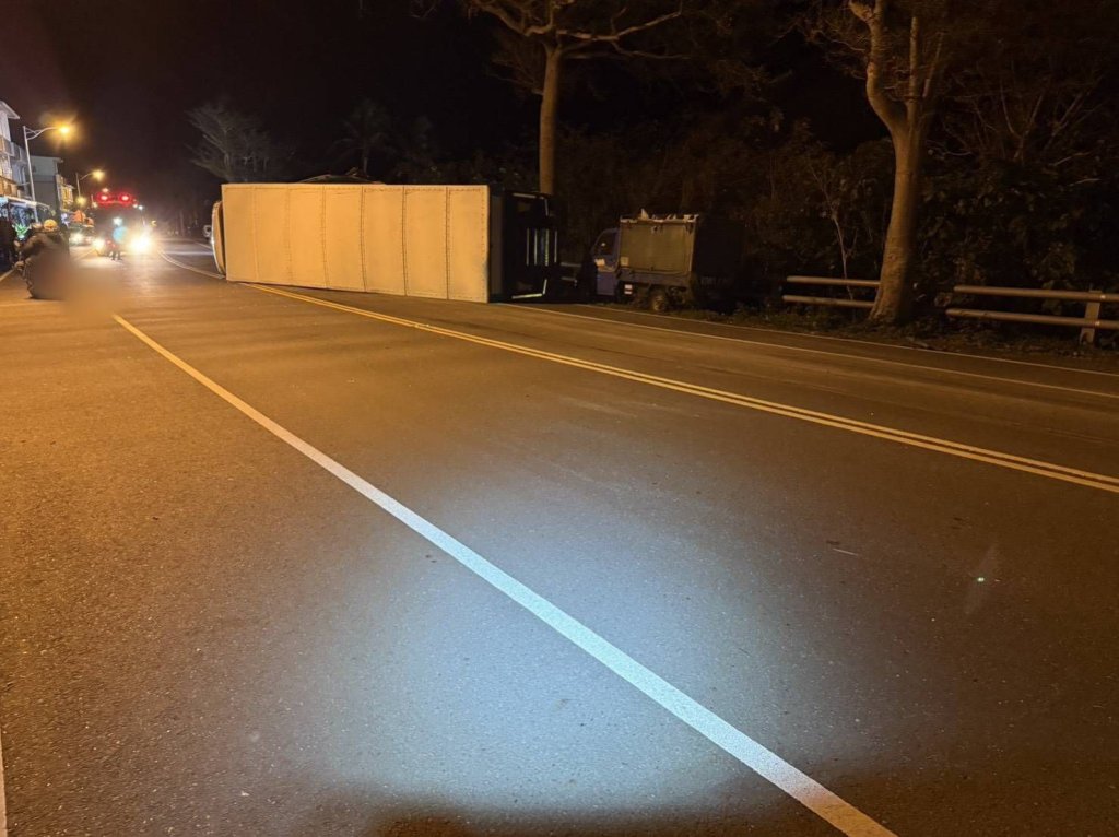 台東台11線大貨車肇事！　擦撞停路邊7輛車翻覆駕駛受傷