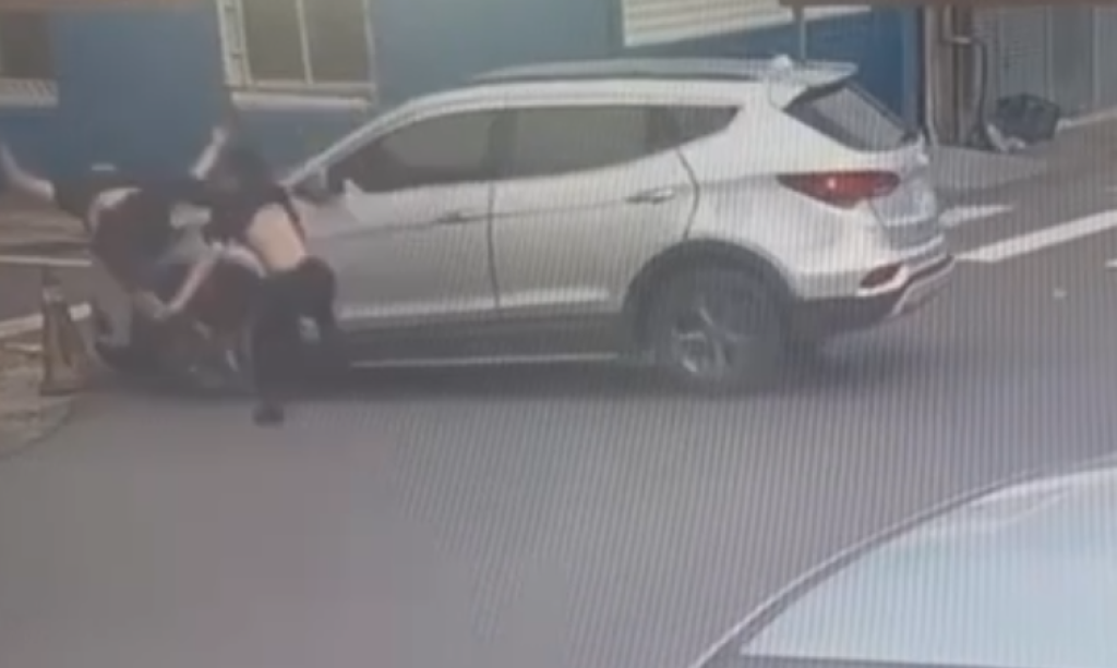 撞擊畫面曝光！屏東枋山鄉台1線機車被撞飛　騎士骨折乘客手腳擦挫傷