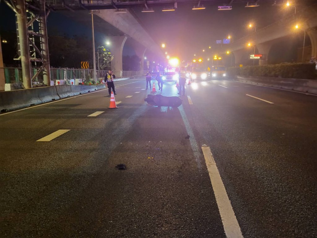 外籍移工騎機車上國道！　遭4輛車撞擊左腳骨折全身多處擦傷