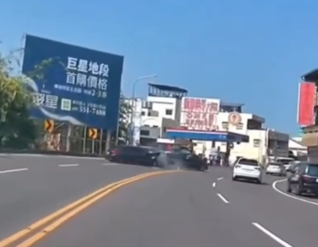 撞擊畫面曝光！斗六自小客車衝對向車道撞車　3人受傷
