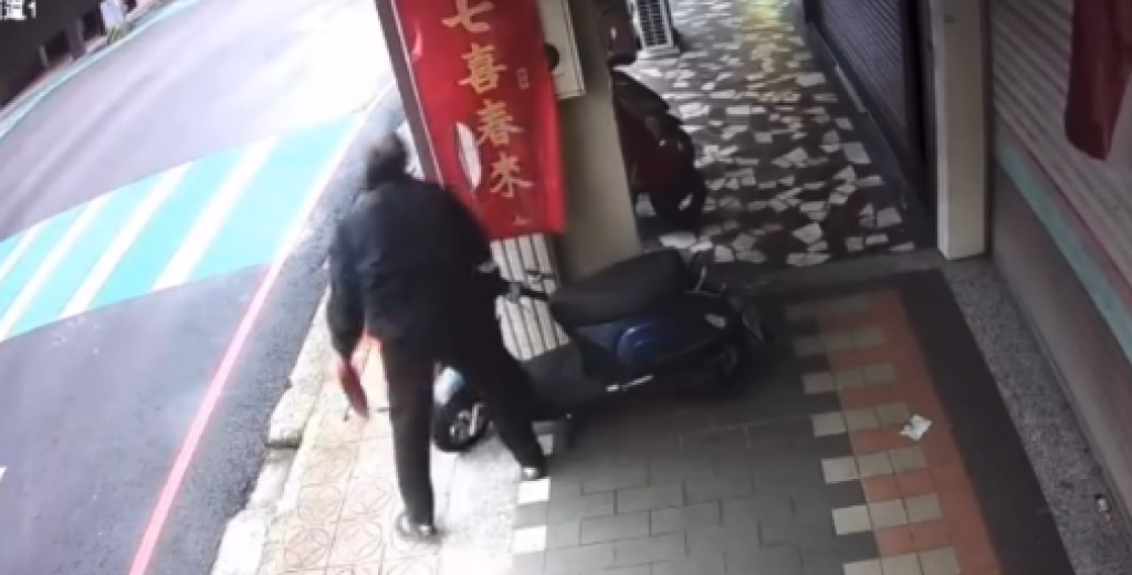 抓到了！桃園市議員黃瓊慧服務處春聯賴清德蕭美琴名字被割掉　68歲阿北落網