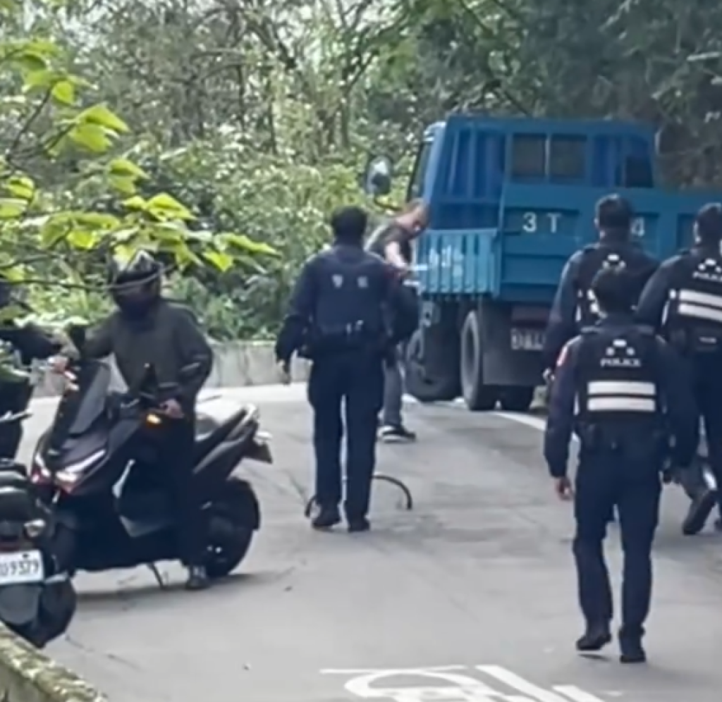 桃園龜山男子持鎌刀閒晃揮舞叫囂！　員警勸導告誡棄械投降
