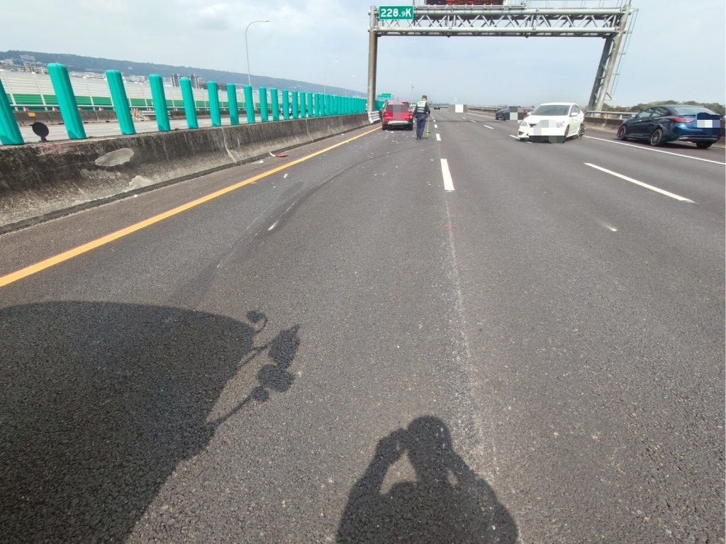 國道3號3車事故！　1車打轉180度逆向停外側車道