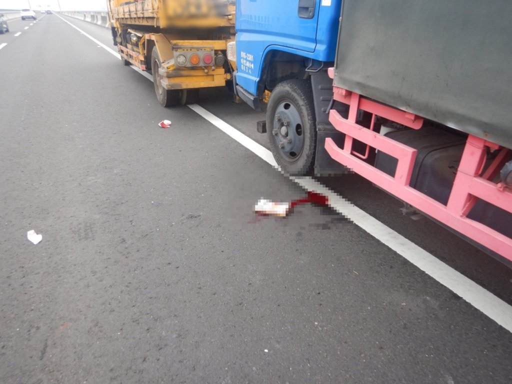  台61線大甲路段道路救援人員遭撞傷血流路面！　肇事自小客車逃逸警追緝中