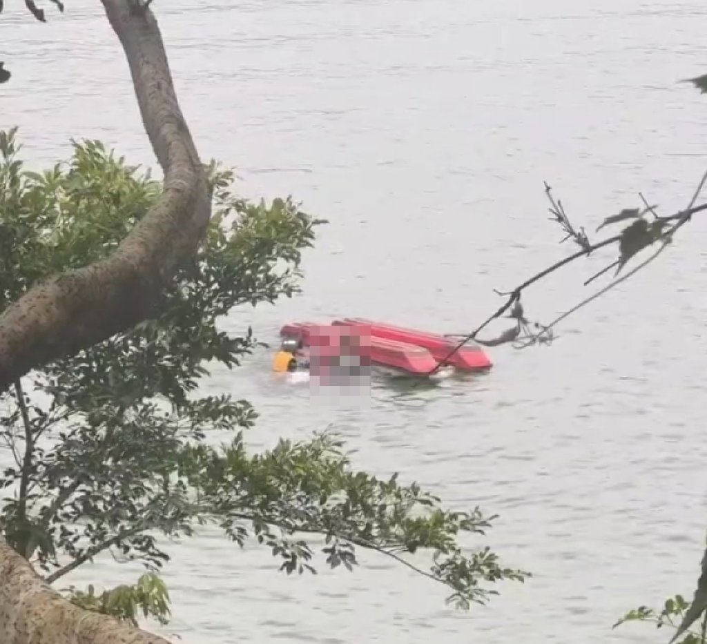  花蓮鯉魚潭天鵝船翻覆9歲男童溺斃！ 　網友質疑快艇「惡意造浪」釀禍