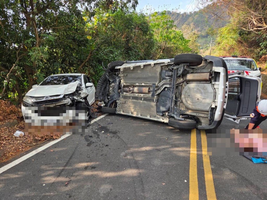 快訊／六龜台27線驚悚對撞！休旅車「煞車疑失靈」下坡撞對向　11人緊急送醫