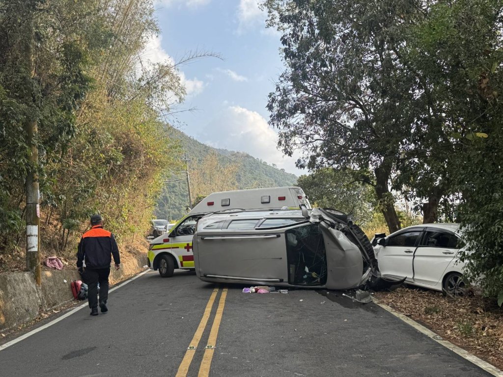 上山賞櫻…下山剎車失靈！休旅車「藤枝林道」對撞自小客 11人受傷