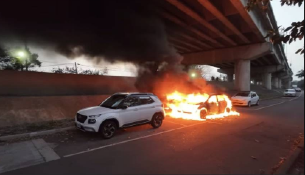  新竹火燒車！　消防隊員救出車內1名婦人送醫