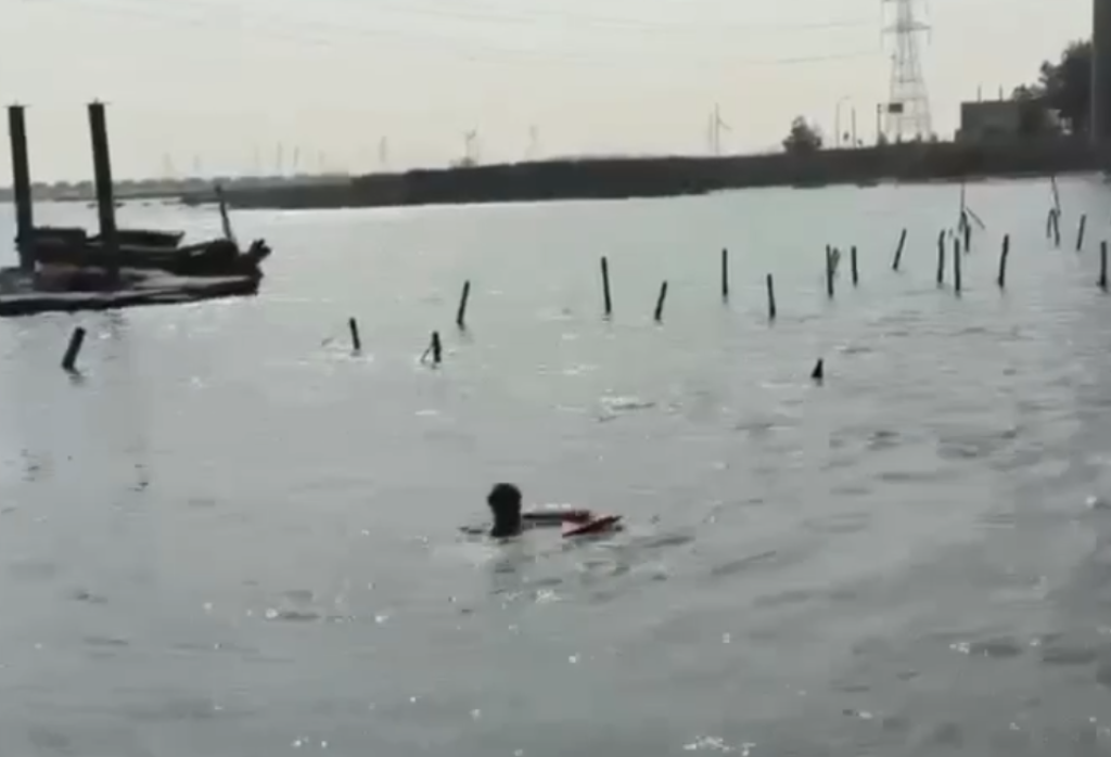 民眾釣魚不慎落海　海巡馳援救起