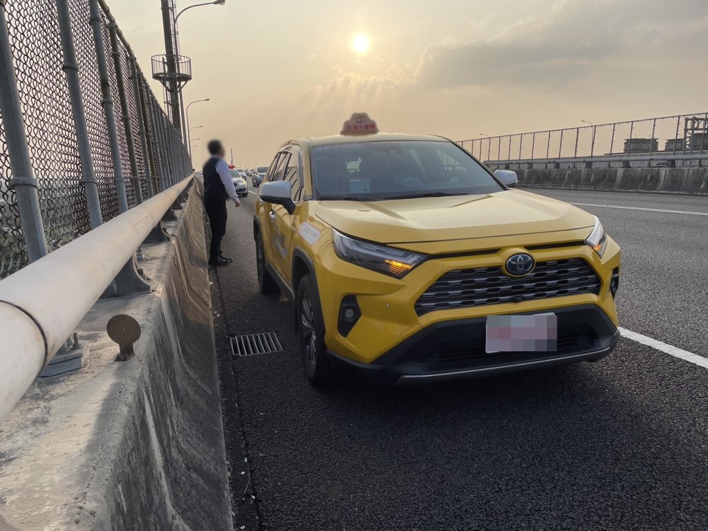 男子從國道高架路段墜落！　消防隊員救起送醫