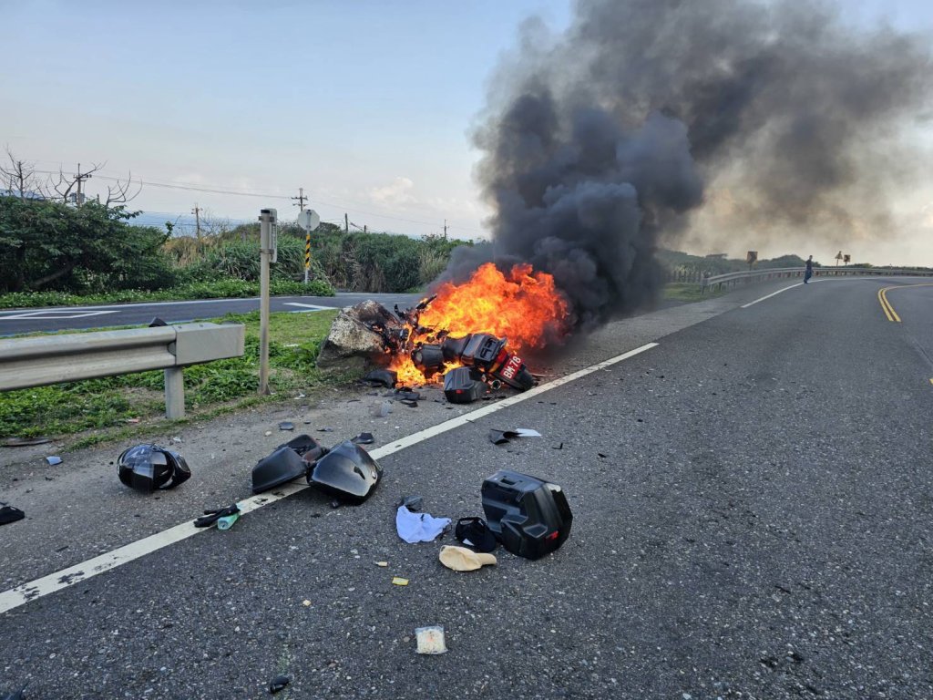 貢寮火燒車！　大型重機自撞起火 騎士乘客受傷