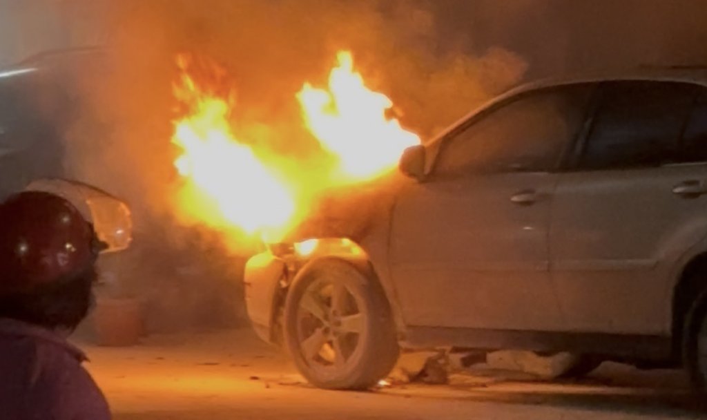 快訊／高雄五甲自小客詭燒！3大1小「飯沒吃到」車先燒了