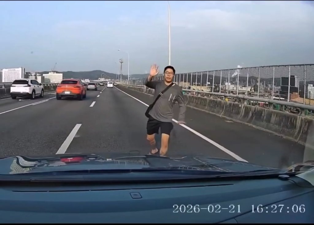 影／五楊高架命案！男突跳下計程車「亂開他人車門」　隨後翻越護欄墜橋身亡