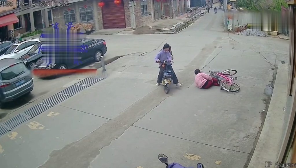 影／扶人竟要賠100萬！陸阿嬤自摔誣陷兩少女「嚇到我」　監視器打臉影片一出撤告