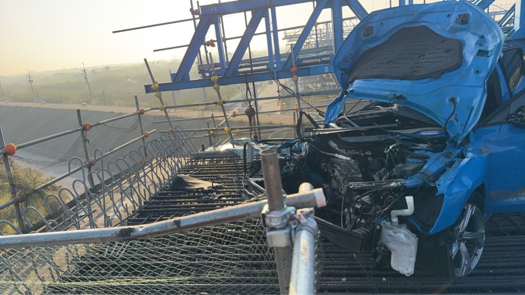 奧迪自撞堤防「衝上施工高架」秒變廢鐵　30歲駕駛受困車內死亡