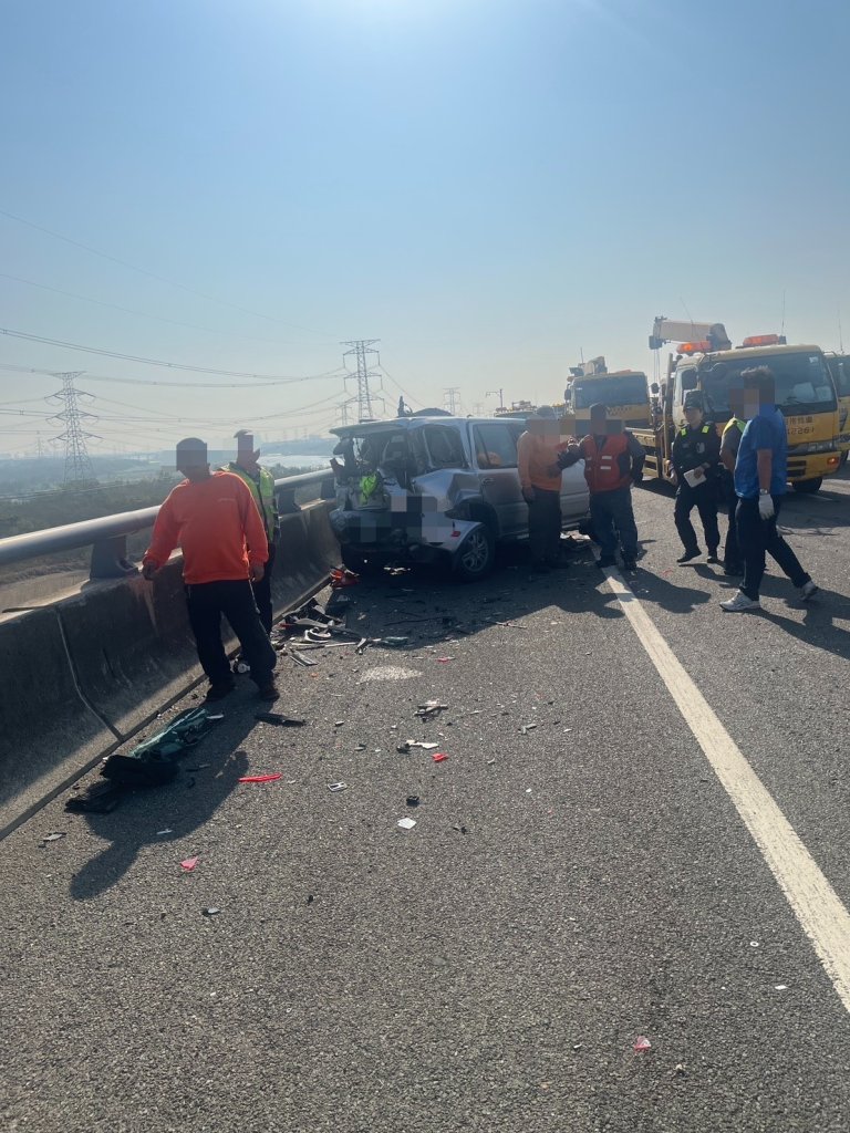 國道3號大貨車撞6車！　3人受傷送醫