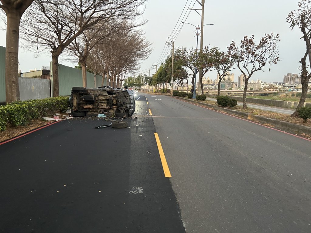 凌晨獨自上路竟釀禍！大里男子恍神撞樹 愛車四輪朝天