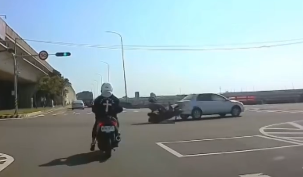 撞擊畫面曝光！　嘉義東石鄉台61線台82線路口自小客車擊落機車