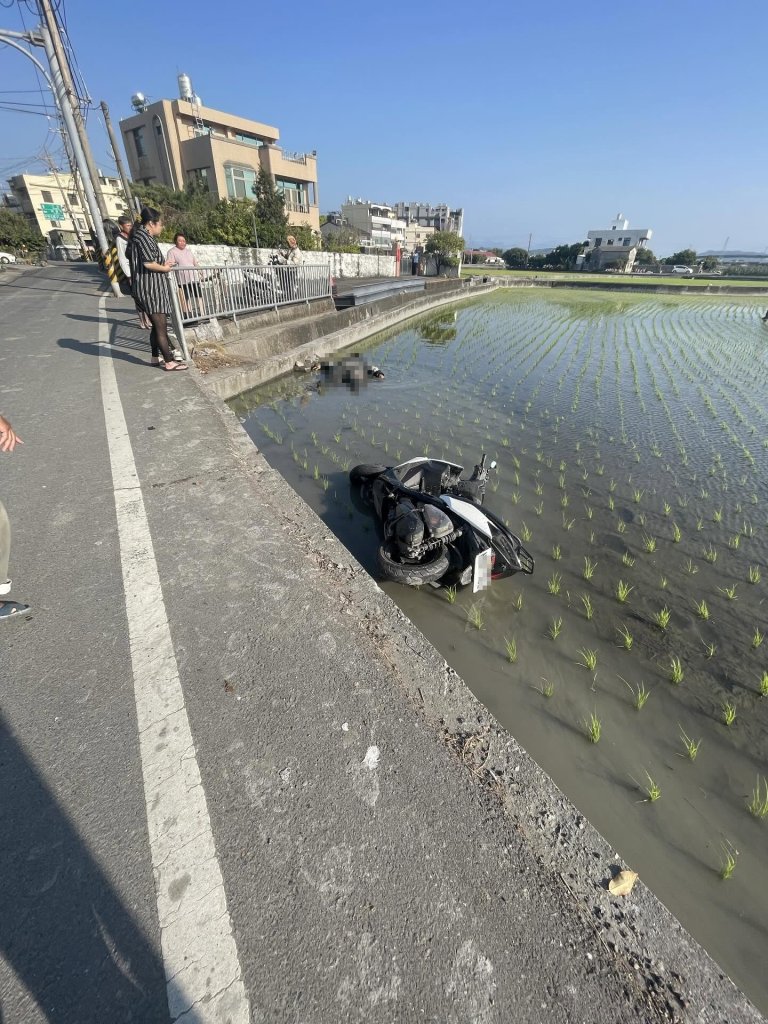 霧峰肇逃車禍！機車騎士連人帶車撞落稻田　肇事自小客車駕駛棄車落跑