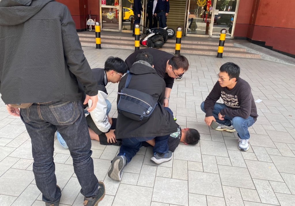 基隆男子騎機車衝撞市警局！　警拔槍喝令趴下壓制逮捕