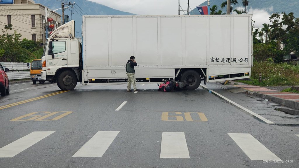 花蓮吉安左轉大貨車撞倒直行機車　騎士受傷送醫
