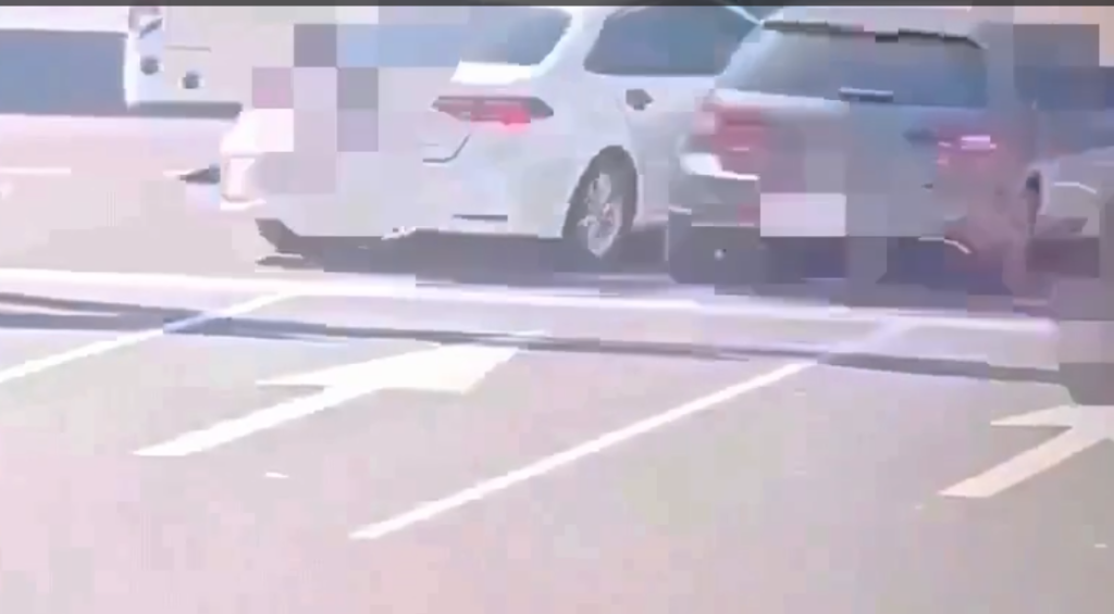 撞擊畫面曝光！　北市大安區多元計程車撞自小客車再撞公車