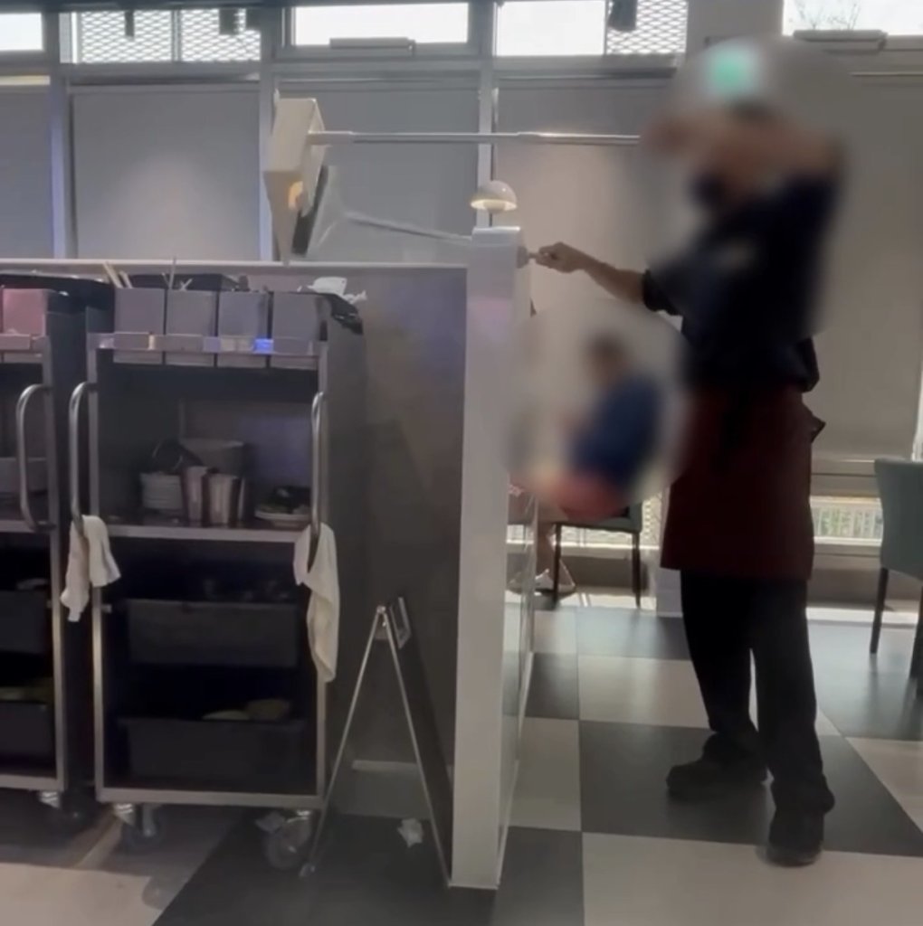 我家牛排「免費加料」？用餐時間員工「高舉畚斗」倒垃圾滿是灰塵