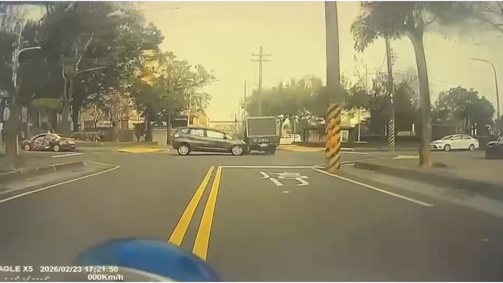 快訊／追捕畫面曝！毒駕男「載5童」拒檢亂衝　路口360度被撞飛