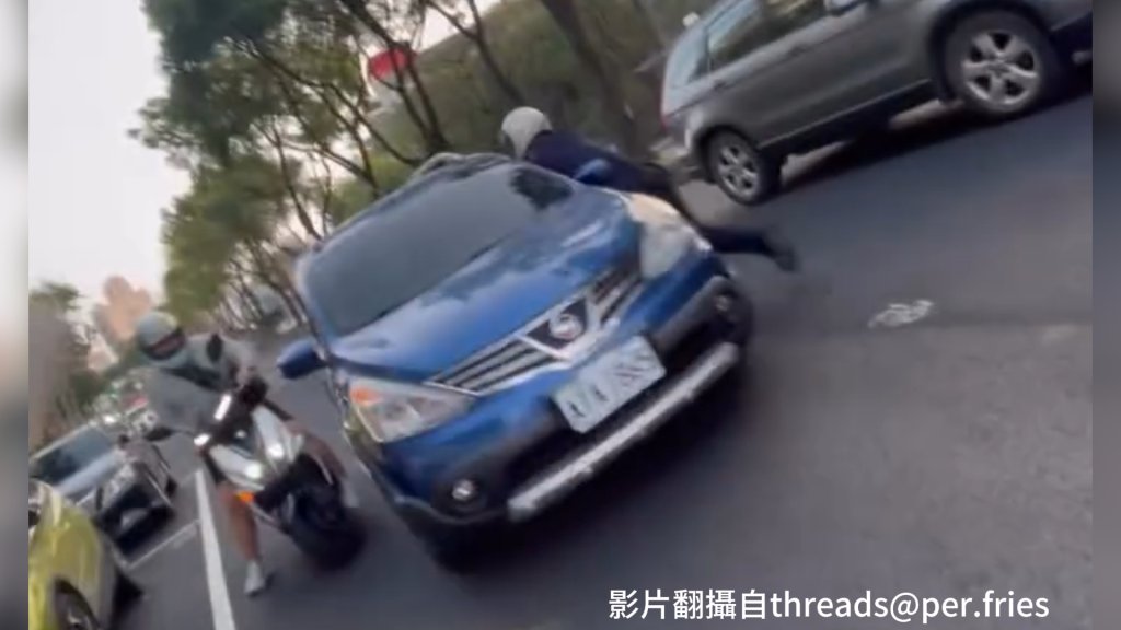無照男拒檢倒車拖行！龜山勇警破窗逮回惡駕駛
