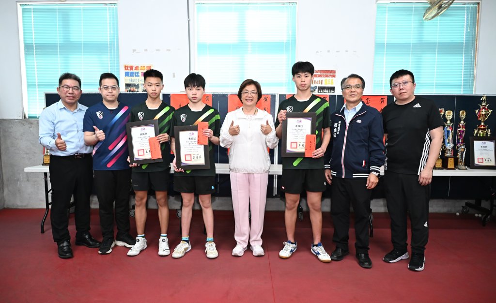 彰德國中有3名同學有在全國桌球排名賽表現優異 王惠美表揚並送營養品