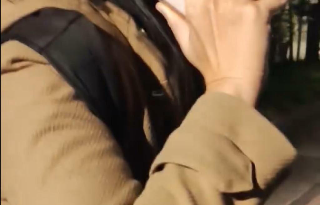 影／不關遠燈還動手！女外送員瘋狂拉扯遭噴辣椒水　男騎士：遇到瘋婆子