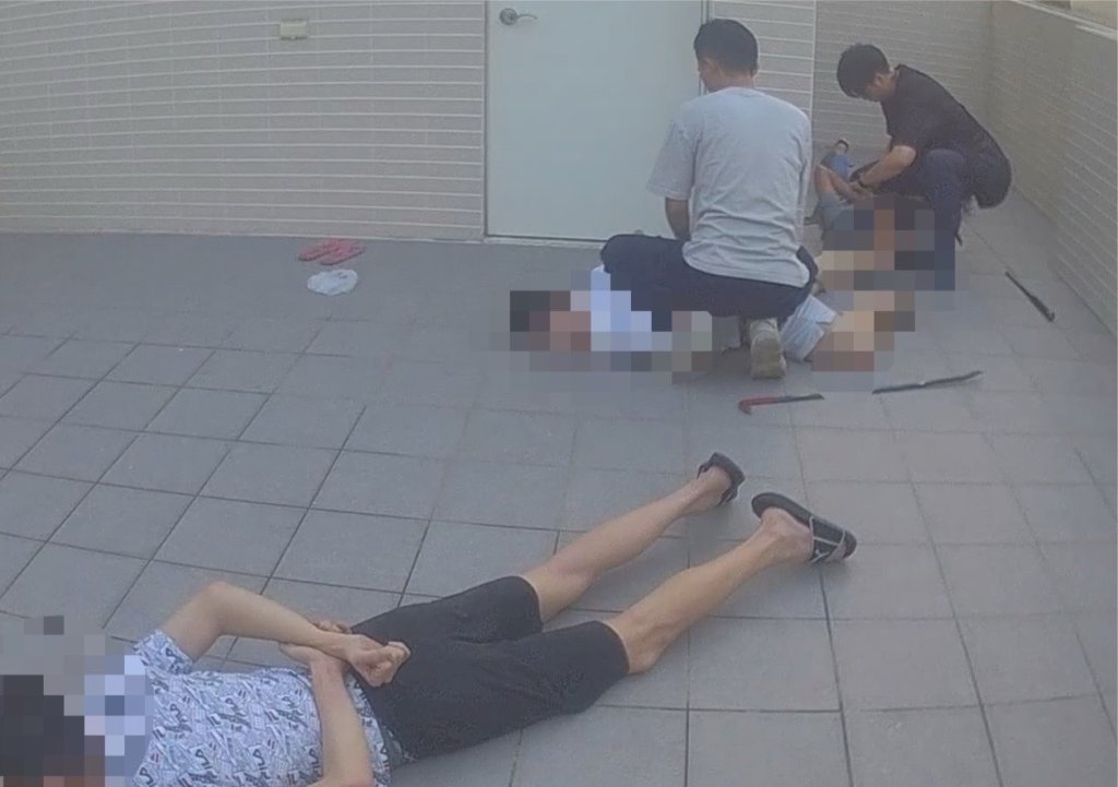 影/高雄刑警架梯翻窗攻堅 毒販躲頂樓縫隙仍難逃8人落網