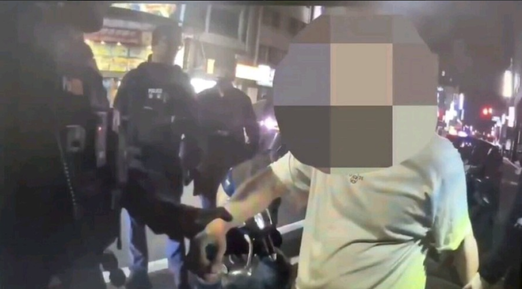 嘉義男超商退款不成亮刀 街頭碎念恐嚇路人遭警壓制送醫