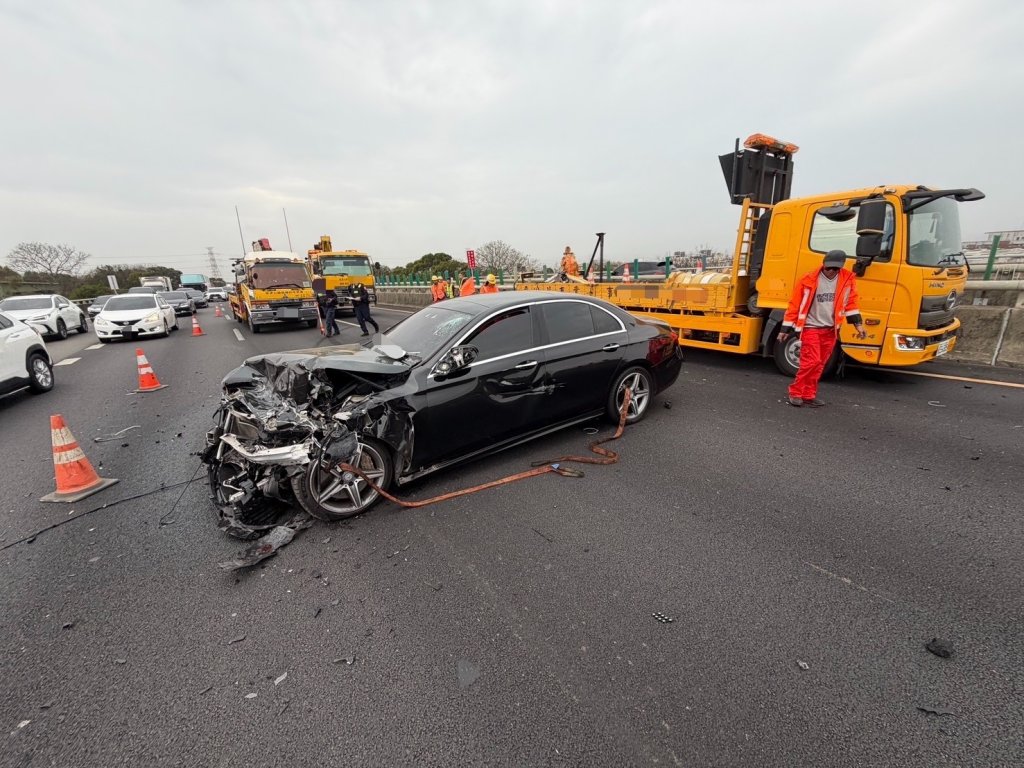國道3號賓士車撞緩撞車！　駕駛就醫