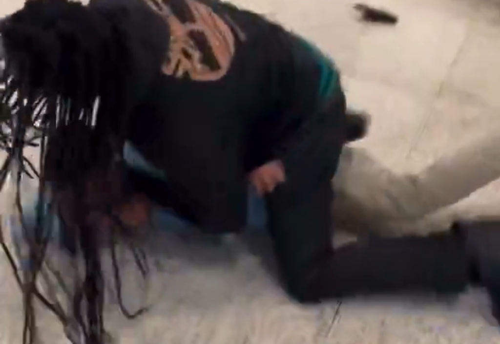 影／私刑正義？美國16歲少年被開槍打死　父法院看到兇手「撲向他狂揍」