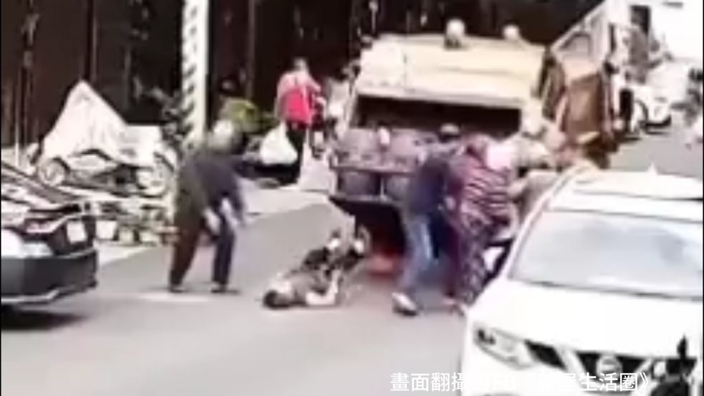 影／竹東垃圾車後尾斗突彈起　倒垃圾阿嬤遭擊中進加護病房