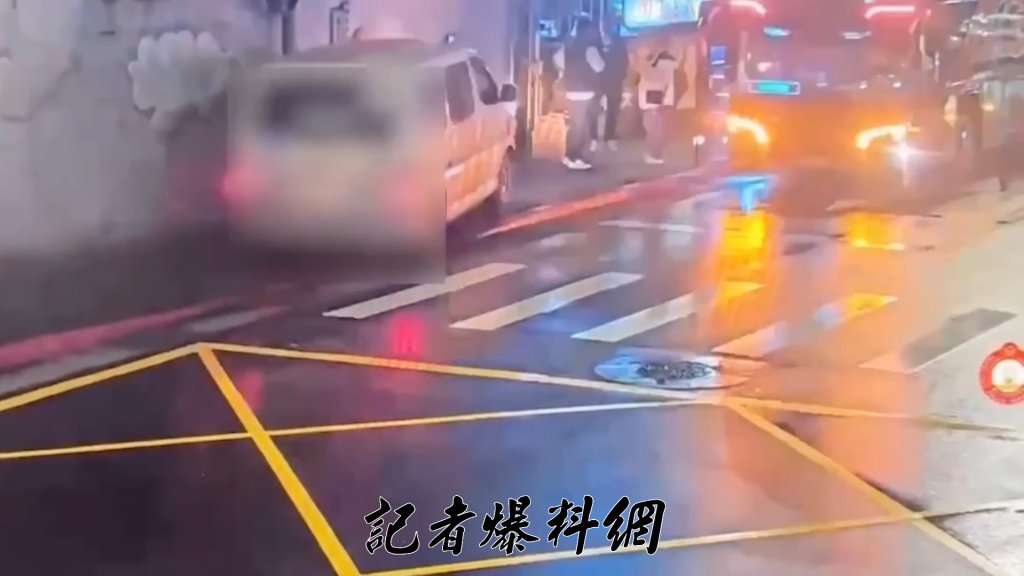文山區廂型車失控衝上人行道猛撞電桿　夫妻進香路邊聊天遭橫禍